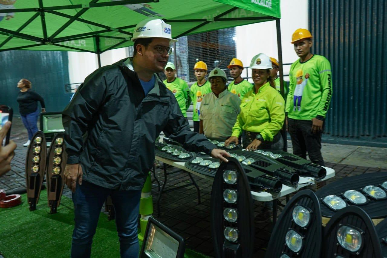 Julio Fuenmayor culminó iluminación de la Avenida Bolívar de Valencia