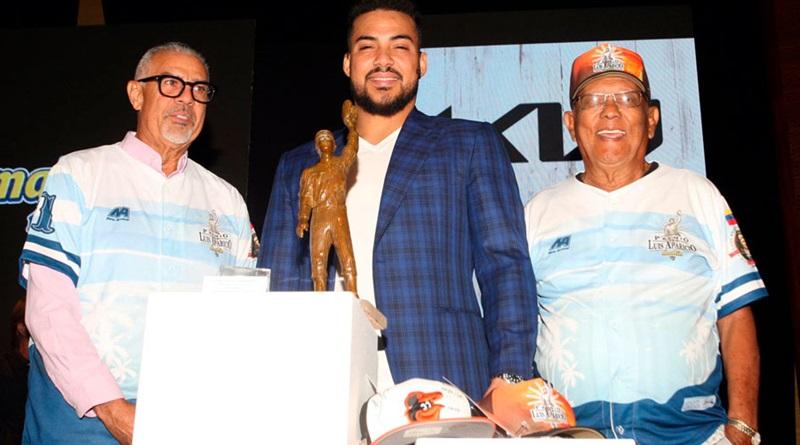Anthony Santander recibe premio Luis Aparicio de la temporada 2024