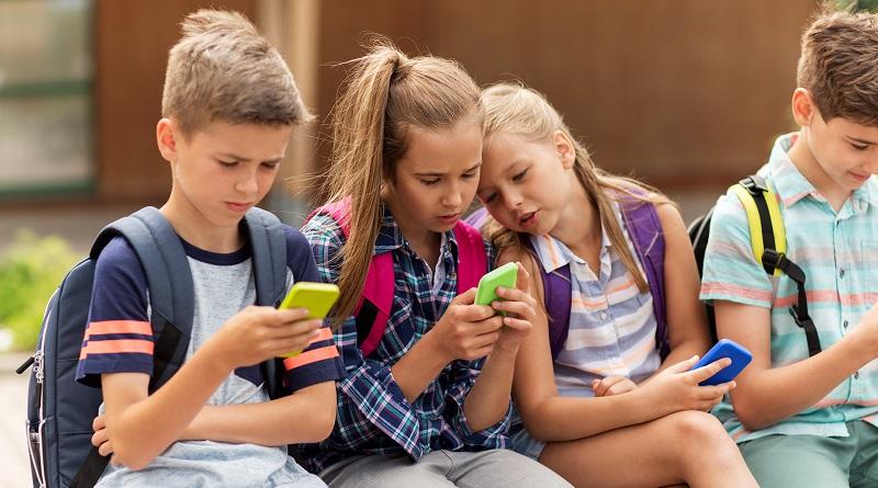 Luz azul de dispositivos móviles podría afectar crecimiento de niños