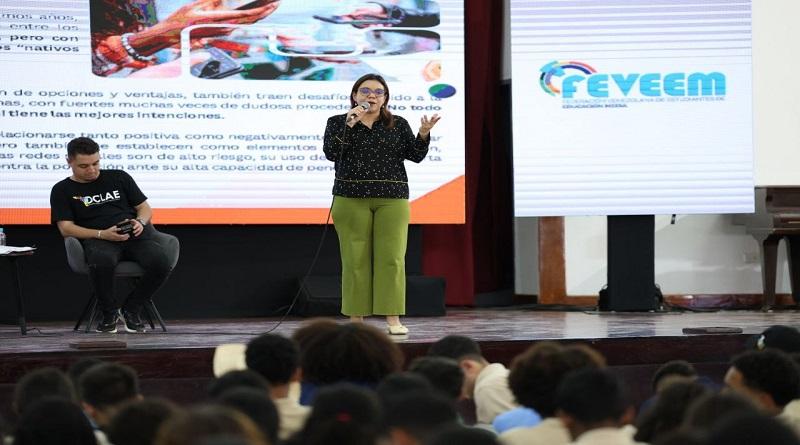 Incentivan a jóvenes a cultivar el conocimiento científico en Congreso de la Feveem