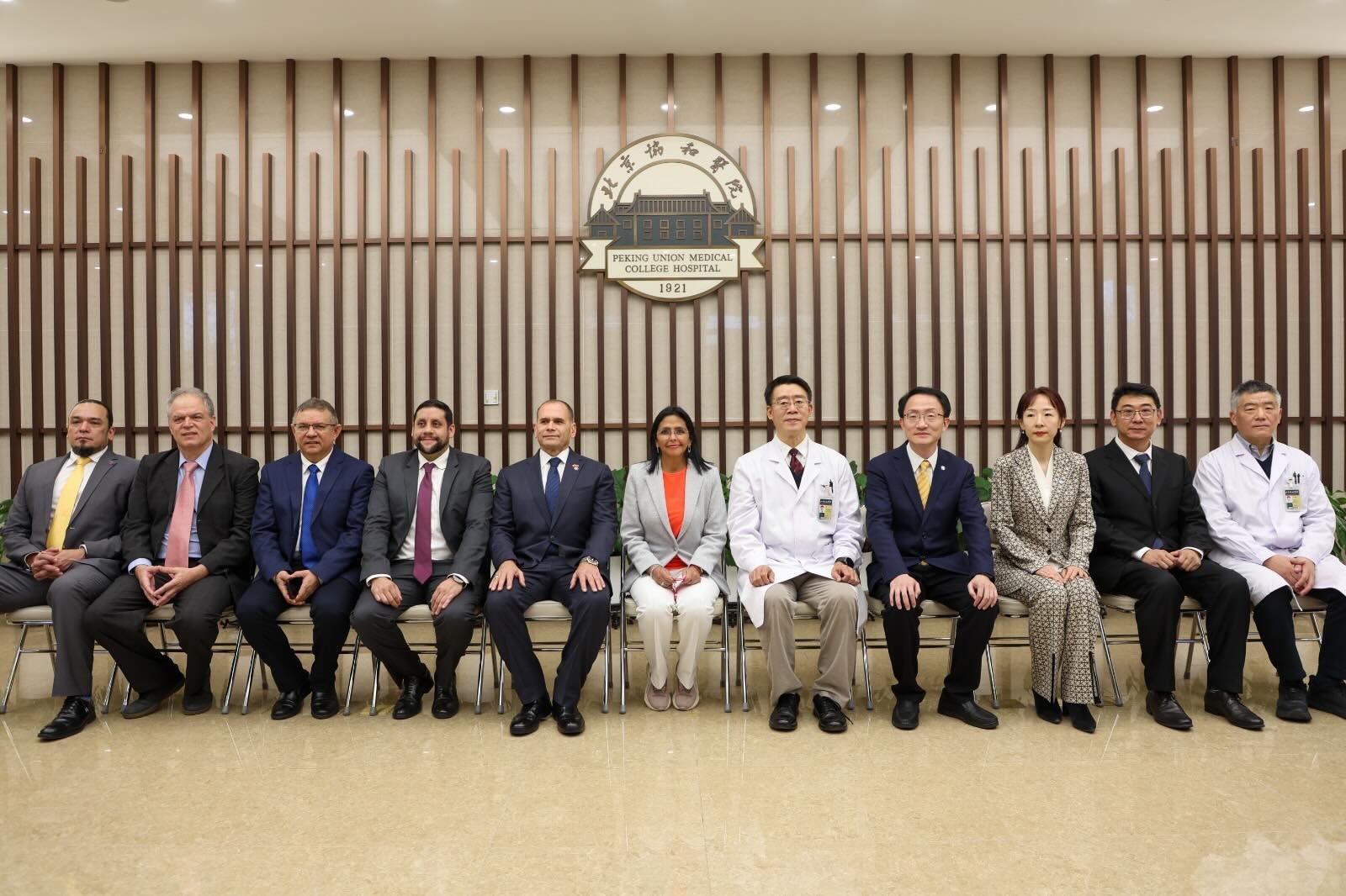 Vicepresidenta Ejecutiva visita Hospital Colegio Universitario de Medicina de Pekín