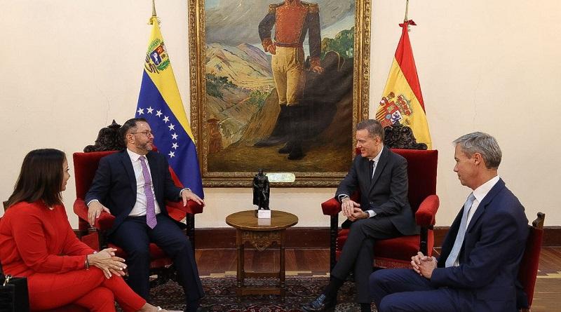 Ministro Gil recibe Copias de Estilo de nuevo embajador de España