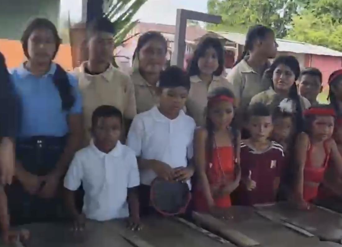 La comunidad indígena Apanau recibe dotación de pupitres del gobierno de Guayana Esequiba