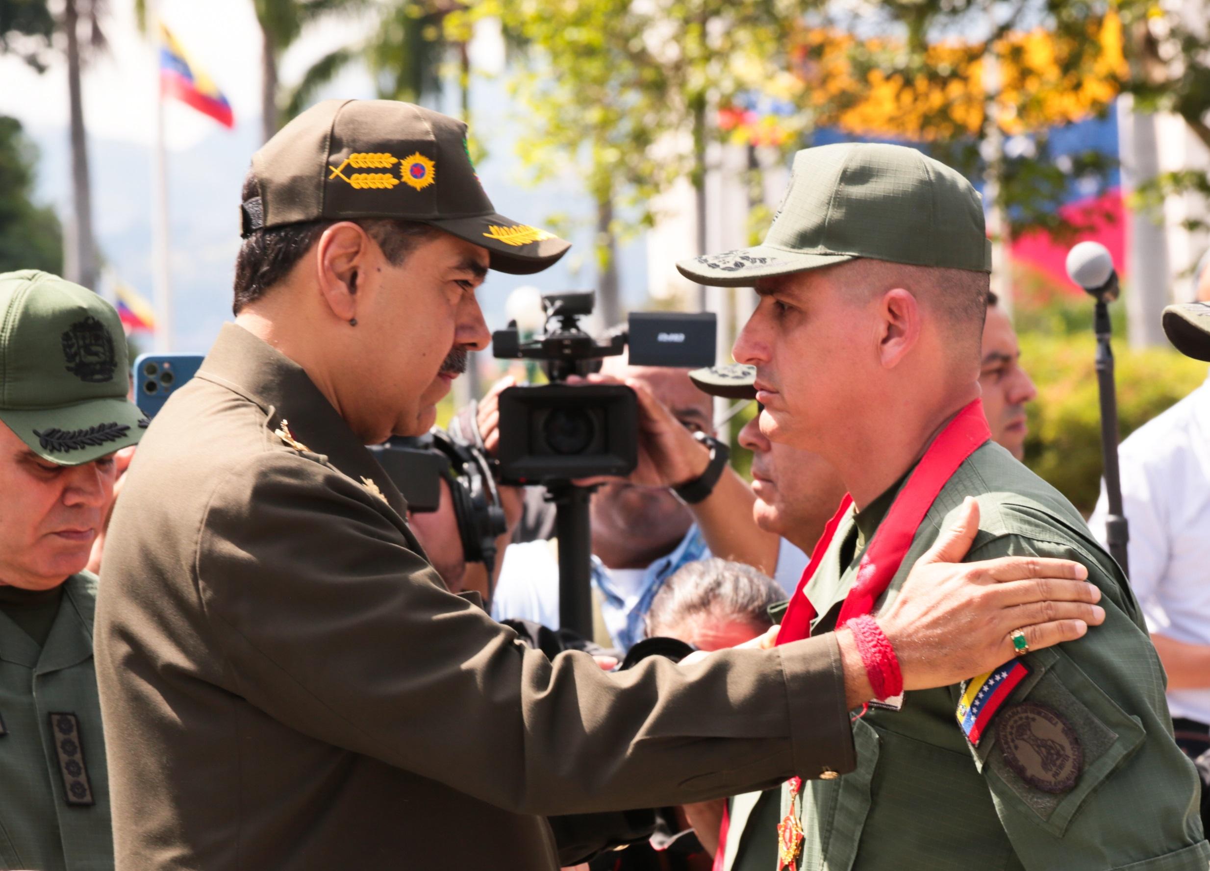 Comandante en Jefe de la FANB condecora a integrantes de cuerpo castrense