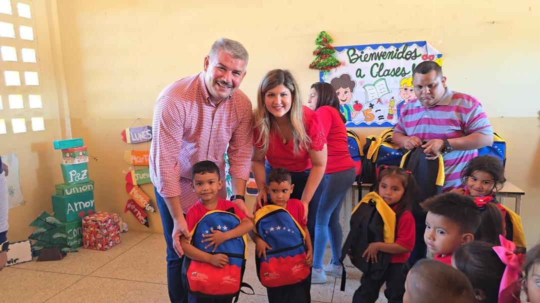 Entregan 6 mil morrales escolares en 24 planteles educativos en Mara