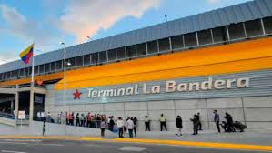 Pasajeros se movilizan por los distintos terminales de Caracas para celebrar el fin de año