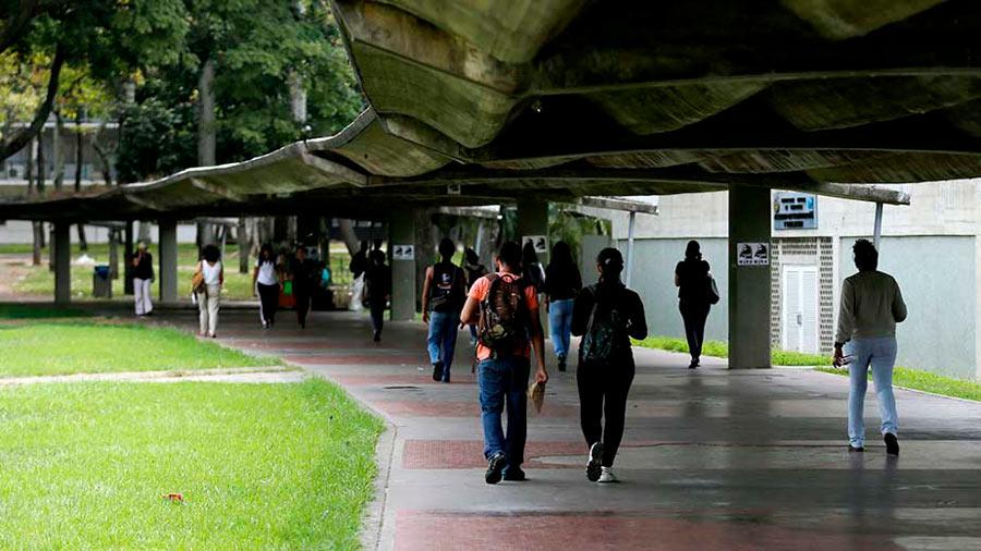 Aprueban seis nuevas carreras para cinco universidades del país