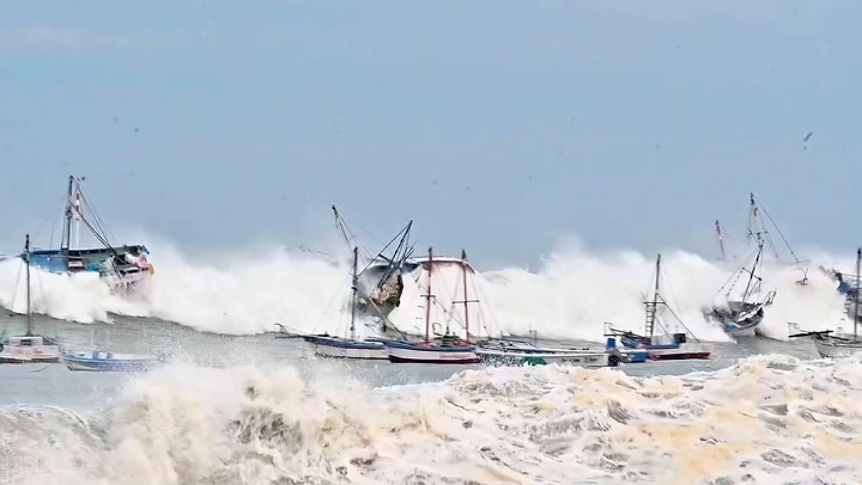 Intenso oleaje en Perú deja pescadores atrapados en el mar