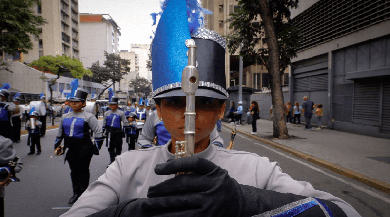 Desfile de bandas marciales en Caracas destaca la paz y alegría del pueblo
