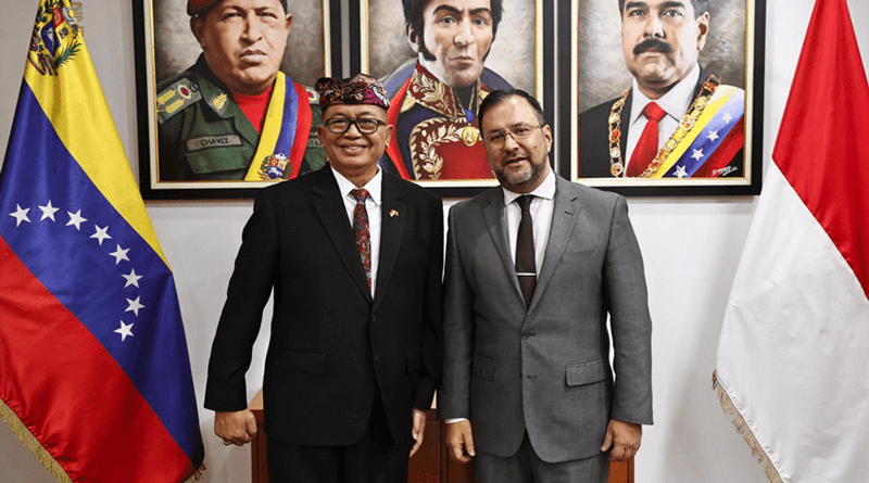 Canciller Gil condecora embajador de Indonesia en Venezuela por su destacada labor