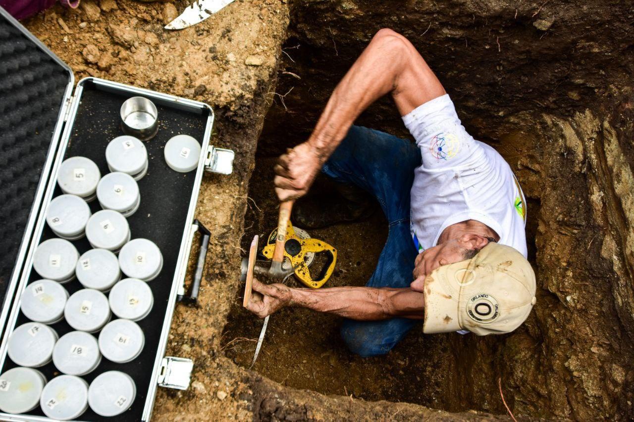 Investigadores realizan toma de muestra de suelo en Miranda para evaluar actividad microbiana en cultivos