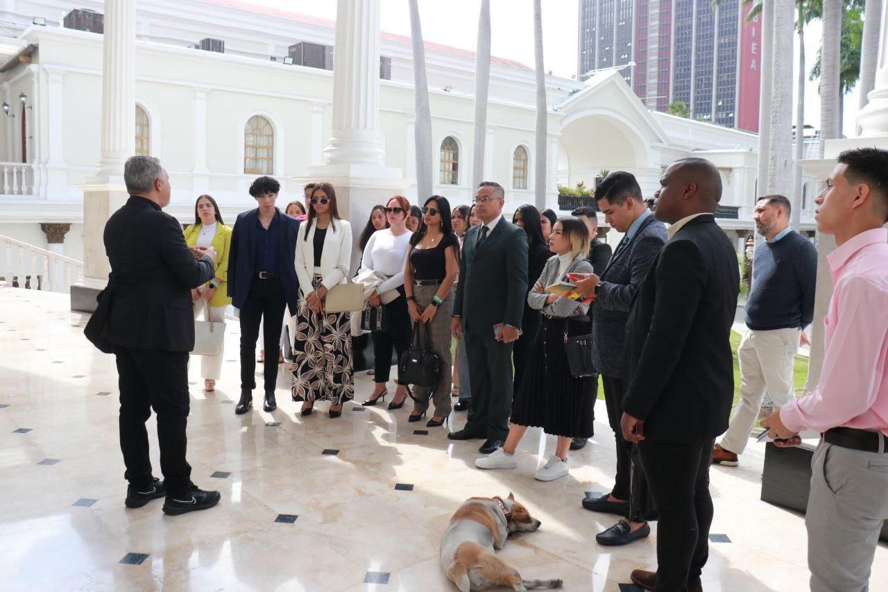 Estudiantes de Derecho conocen valor patrimonial e histórico del Palacio Federal  Legislativo