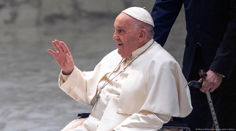 Salud del papa Francisco permanece estable y continúa sus labores