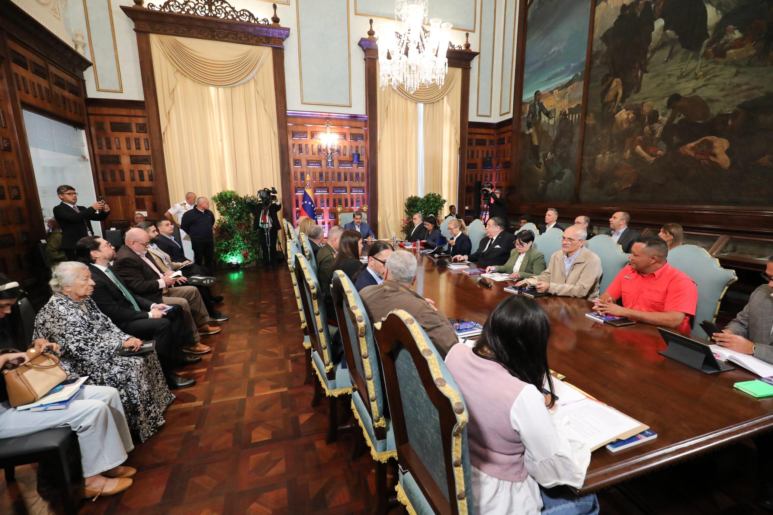 Presidente Maduro sostiene reunión con la Comisión Nacional Amplia para la Reforma Constitucional