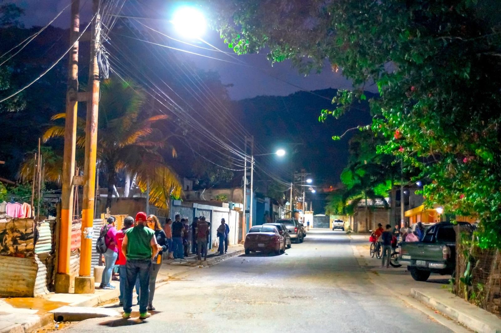 Alcaldesa Ana González supervisó plan de alumbrado en Colinas de Girardot I de Naguanagua