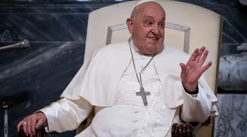 Papa Francisco es capaz de levantarse y sentarse a pesar de su hospitalización
