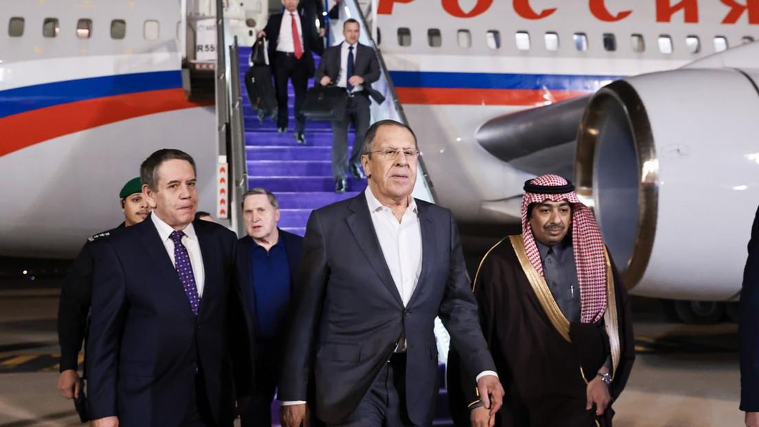 Jefe de la diplomacia rusa llegó este lunes a Arabia Saudita para las conversaciones con EE.UU.