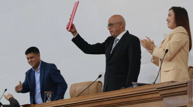 AN concede honores del Panteón Nacional a Humberto Fernández-Morán