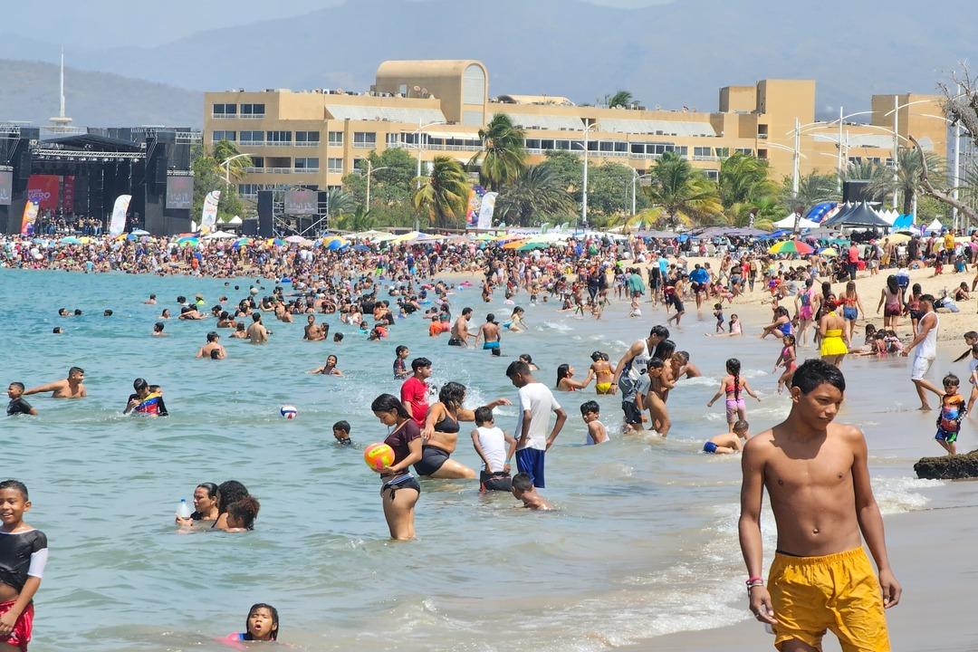 Anzoátegui recibe a miles de turistas en sus playas