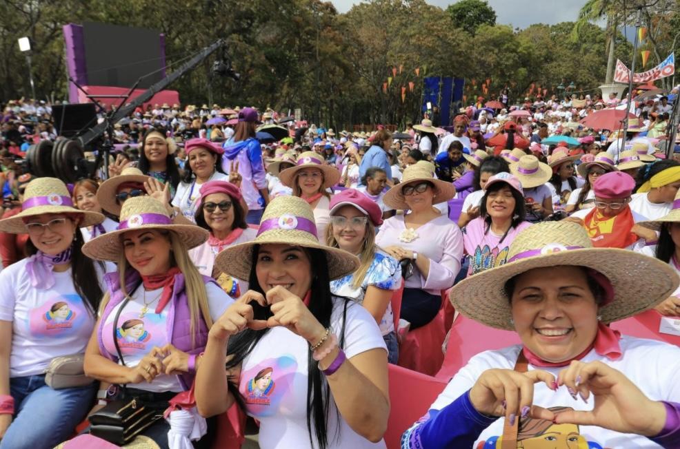 Mujeres venezolanas reafirmaron su compromiso con el presidente Maduro y el bienestar del pueblo