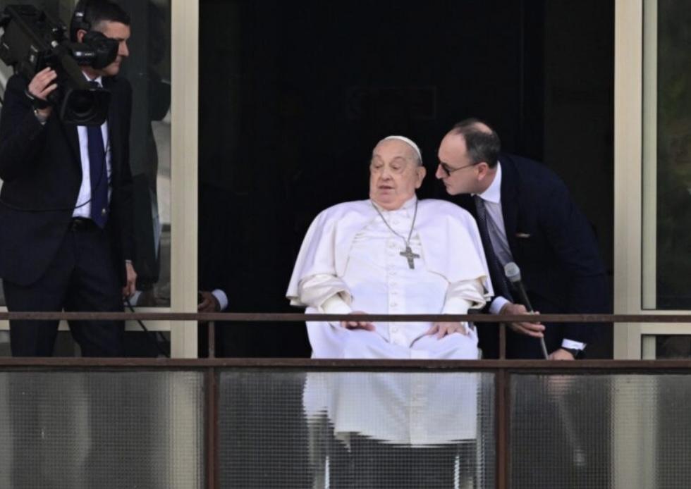 Papa Francisco reaparece en público tras cinco semanas en hospital