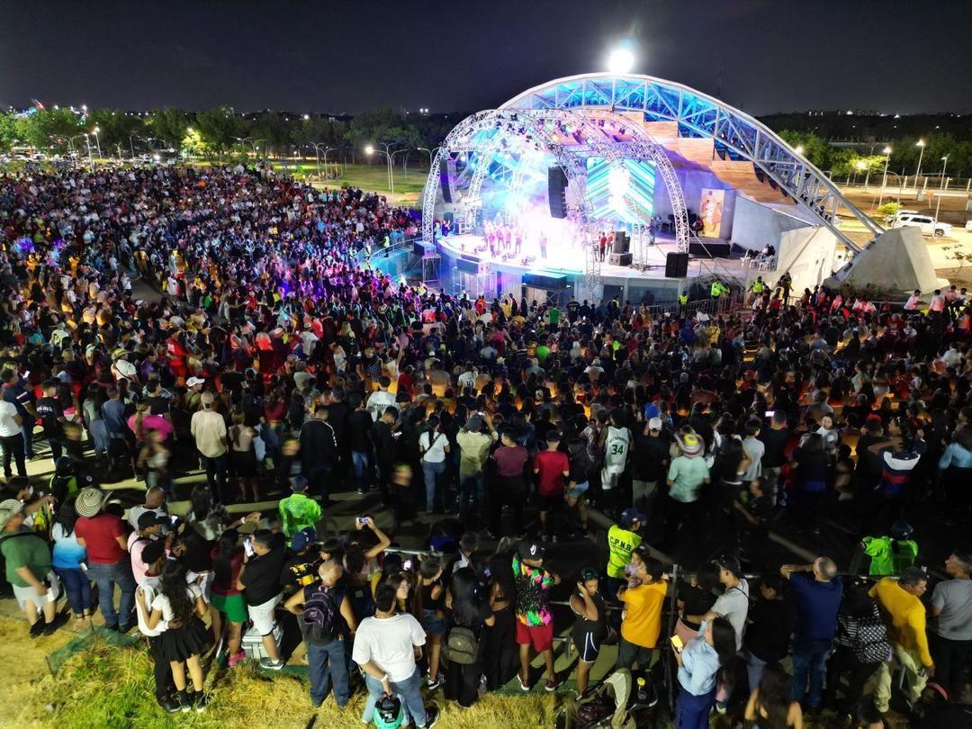 Maracaibo: Se desbordó la Concha acústica del Parque Ana María Campos en el concierto por La Paz