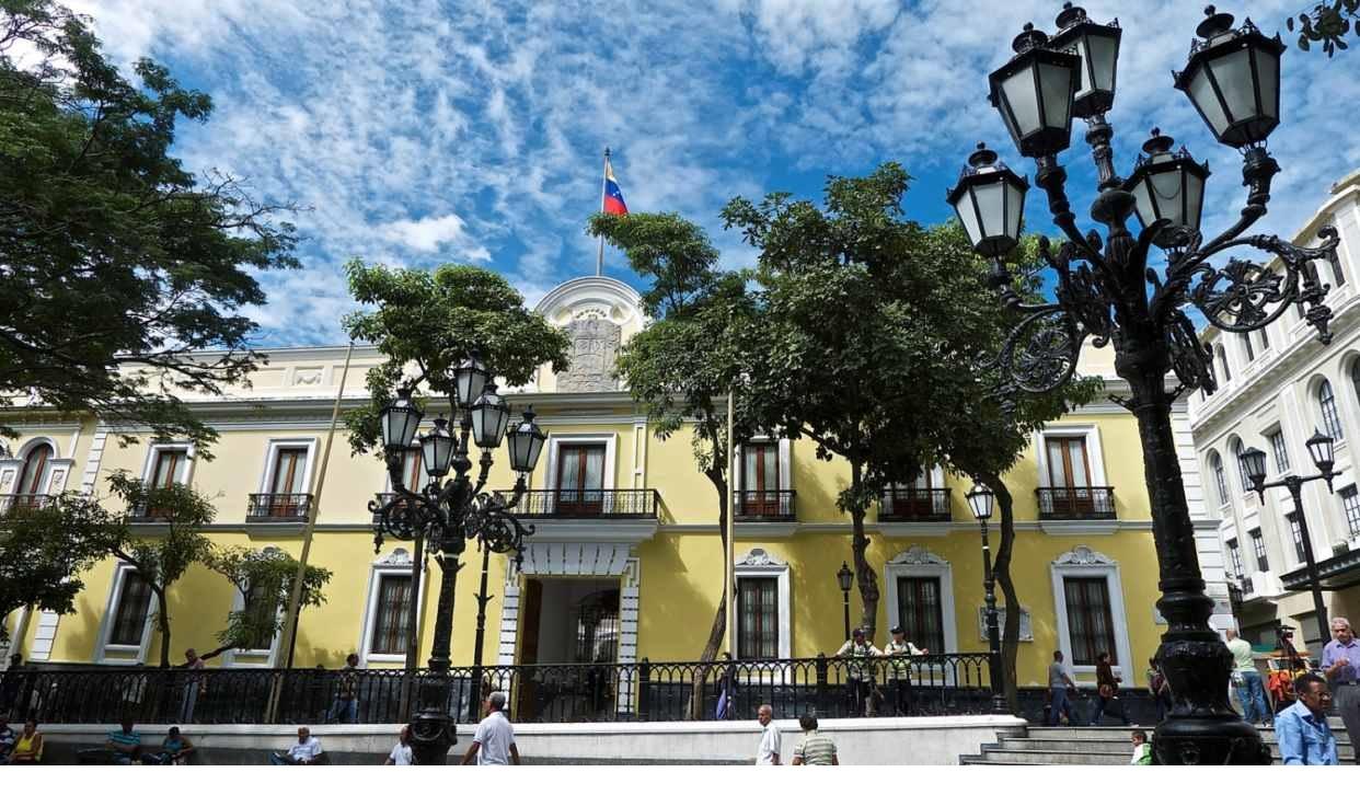 Gobierno venezolano advierte riesgos de medidas migratorias “arbitrarias” de los EEUU