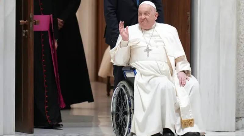 Papa Francisco continúa en rehabilitación con actividades limitadas