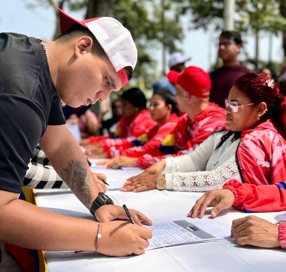 Venezolanos recogen firmas en respaldo a los migrantes