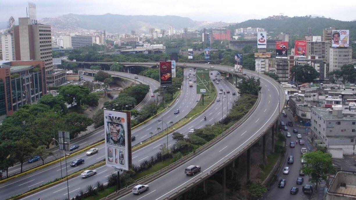 Cerrado parcialmente viaducto de la autopista Cacique Guaicaipuro
