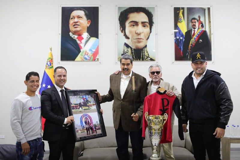 Jefe de Estado se reunió con ganadores del Clásico Internacional Presidente de la República