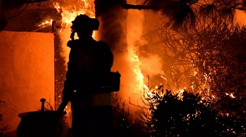 Masivo incendio en EE. UU. obliga a evacuar a tres mil personas