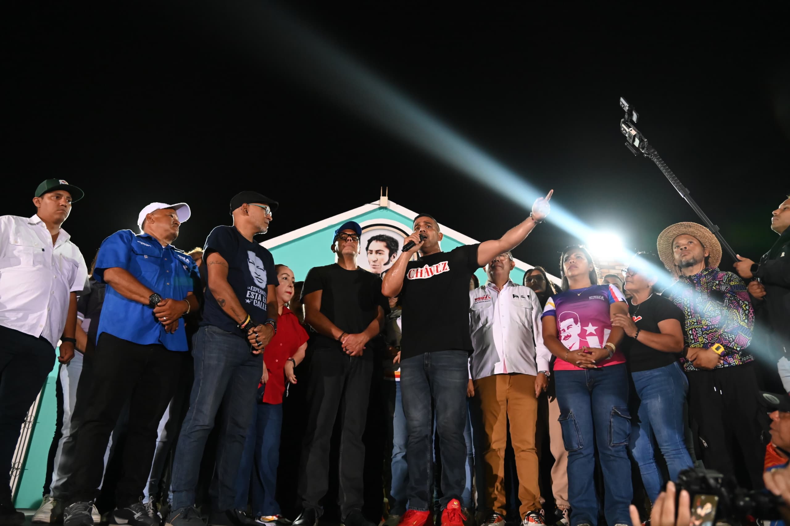 Marea roja recibe al candidato José Alejandro Terán en La Guaira