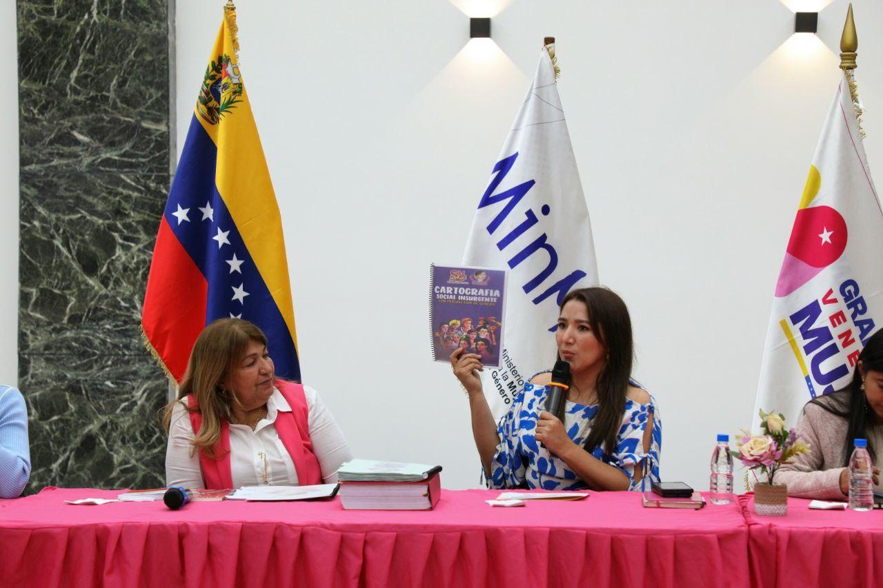 En un emotivo acto Carrillo entregó el Ministerio de la Mujer a Yelitze Santaella