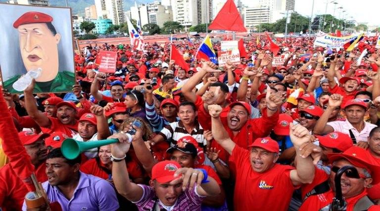 Trabajadores marchan desde la Av. Libertador en Caracas este 1° de mayo