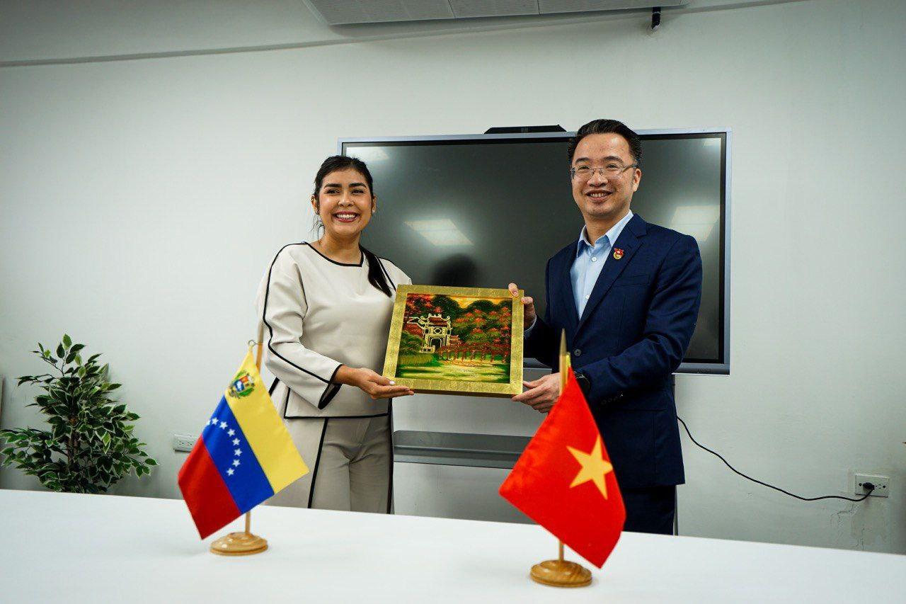 Juventud de Venezuela y Vietnam conmemoraron 50 años de la liberación del Sur y la reunificación de Vietnam