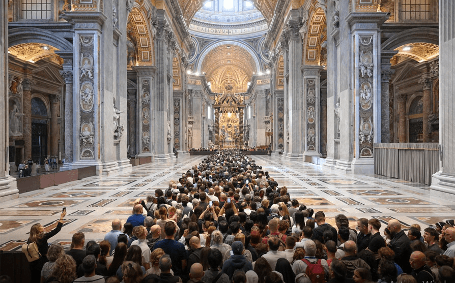150.000 fieles han visitado el féretro del Papa Francisco antes de su entierro en la Basílica de Santa María