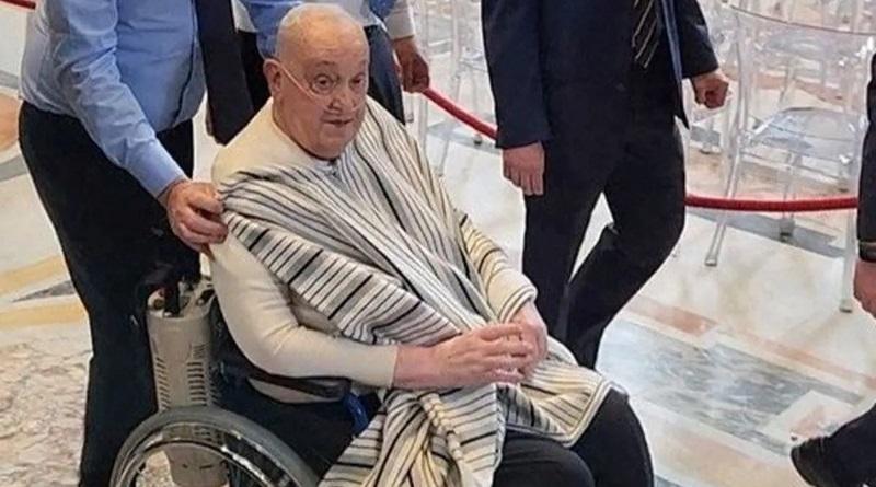 Papa Francisco permanece en convalecencia pero va al encuentro con feligreses