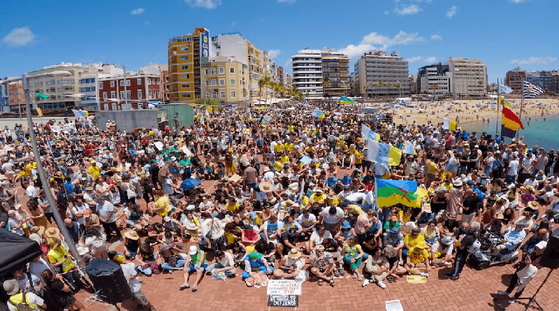 Miles de personas protestan contra el turismo masivo en las Islas Canarias