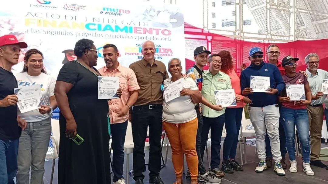 Comuneros de La Guaira reciben 730.000 dólares para segundos proyectos de la Consulta Nacional Popular