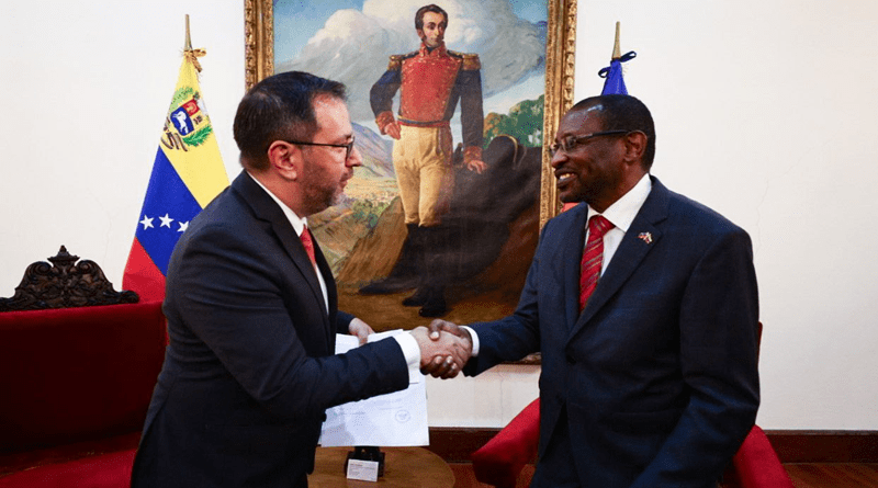 Canciller Gil recibe Copias de Estilo de nuevo embajador de Haití en Venezuela