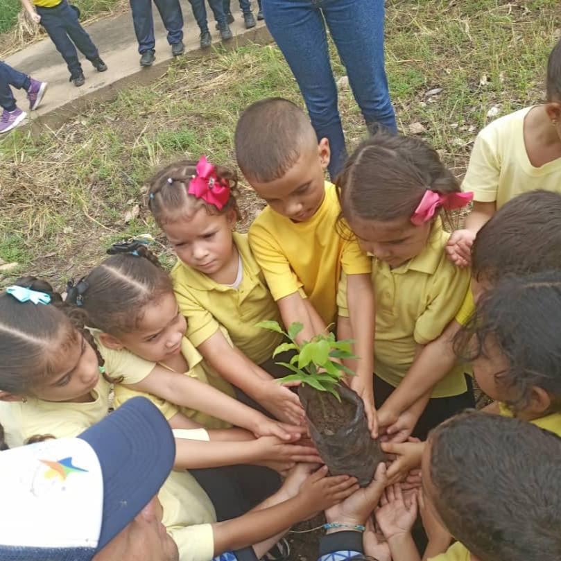 Impulsan educación ambiental con jornada de reforestación en Ciudad Guayana