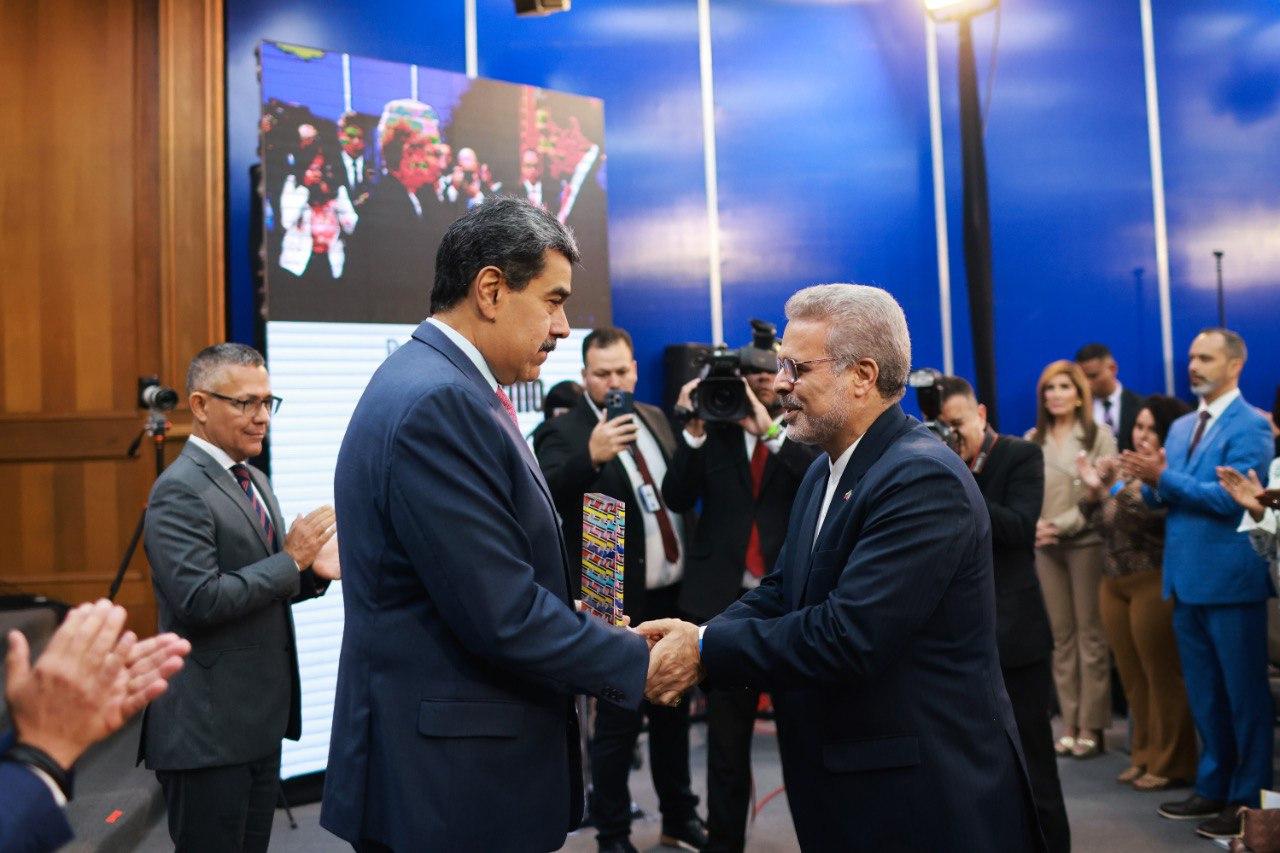 Presidente Maduro entrega Premio de Periodismo Simón Bolívar por valiente cobertura bajo ataque sionista en Irán