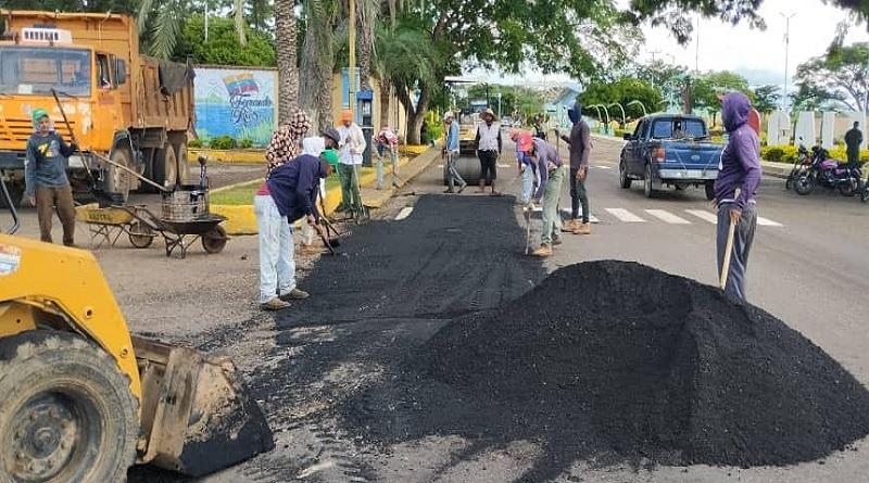 Más de 130 toneladas de asfalto mejoran las vías de Calabozo
