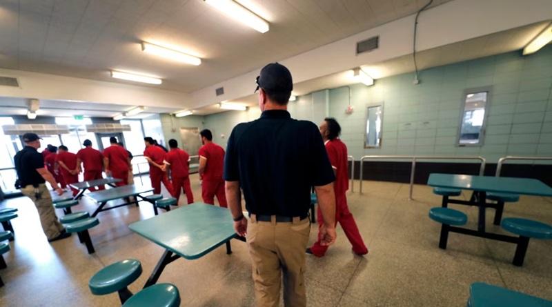 Migrantes en custodia del ICE denuncian hambre y comida en mal estado