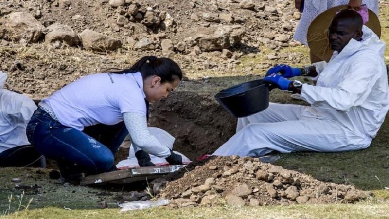 Encuentran fosa común con restos de líderes sociales y religiosos en Colombia