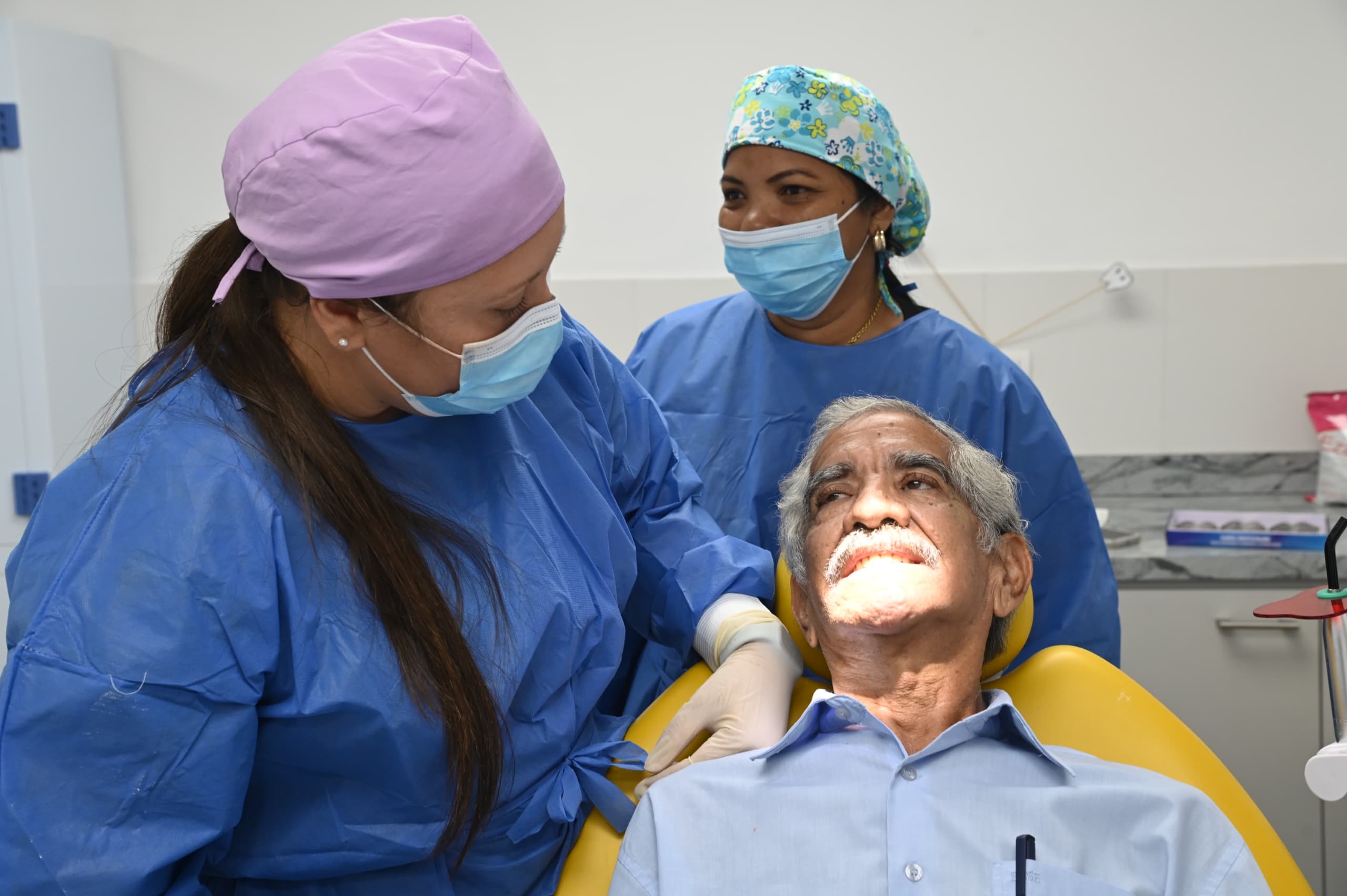 Garantizan prótesis dentales a adultos y adultas mayores de La Guaira