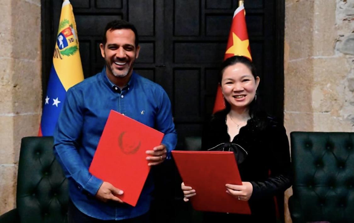 La Guaira avanza en desarrollo tecnológico con instalación china de pantallas LED