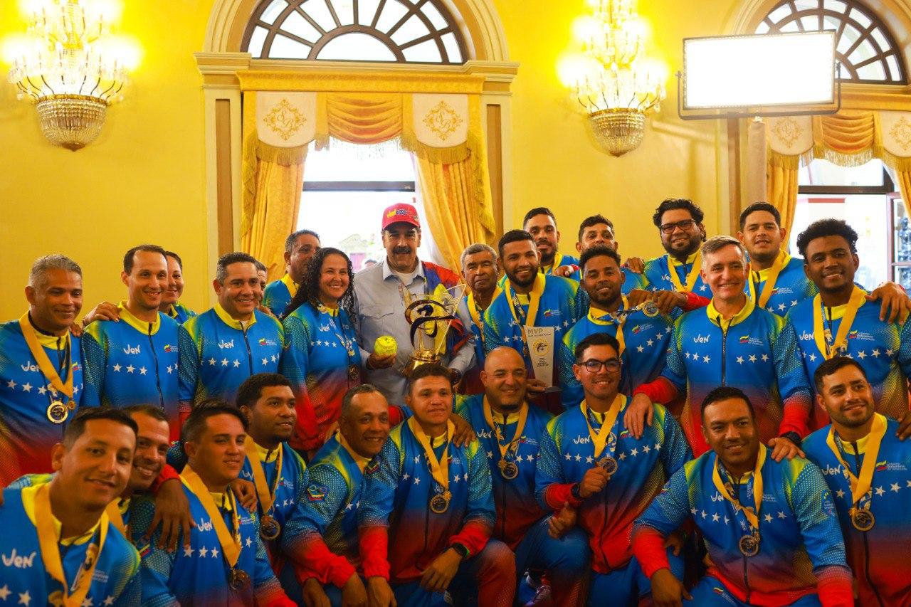 Jefe de Estado instruye crear Liga Nacional de Sóftbol en homenaje a campeones mundiales