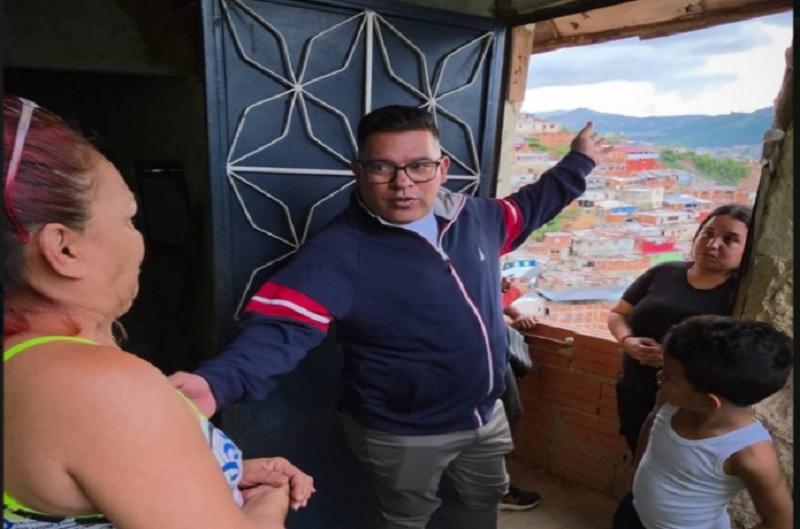 Jefe de Gobierno de Caracas inspecciona viviendas afectadas por lluvias en La Chivera  